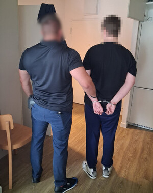Policjant z osobą zatrzymaną