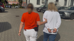 Policjantka prowadzi zatrzymaną