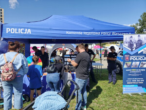 Policyjne stoisko na pikniku z okazji zakończenia lata