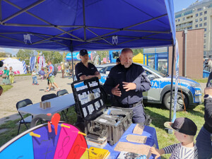 Policyjne stoisko na pikniku z okazji zakończenia lata