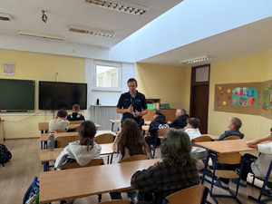 Policjant prowadzi zajęcia z uczniami