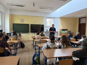 Policjant prowadzi zajęcia z uczniami
