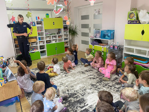 Policjantka prowadzi zajęcia z dziećmi