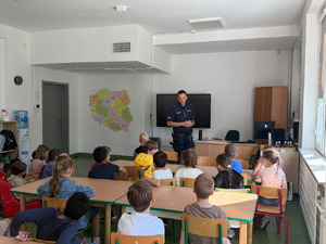 Policjant prowadzi zajęcia z dziećmi