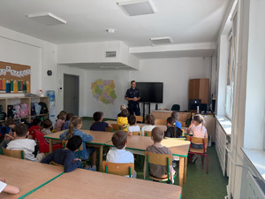 Policjant prowadzi zajęcia z dziećmi