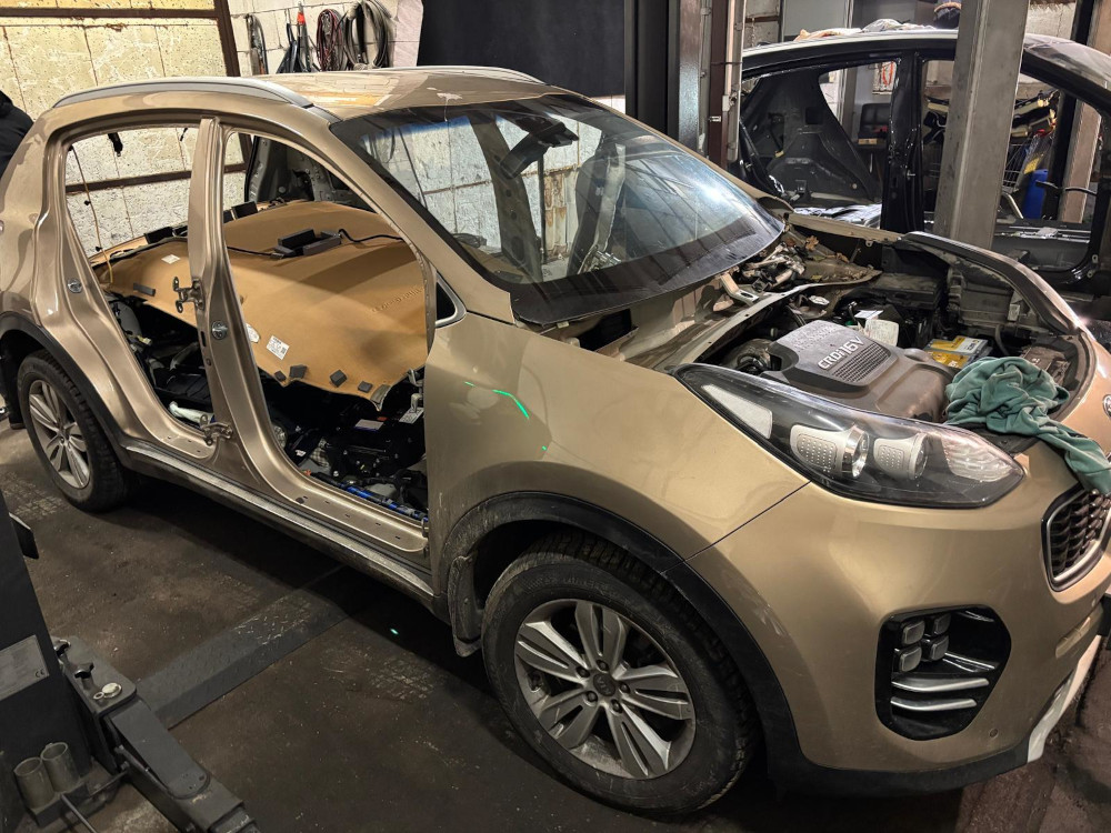 Rozbita „dziupla samochodowa". Dwóch paserów tymczasowo aresztowanych