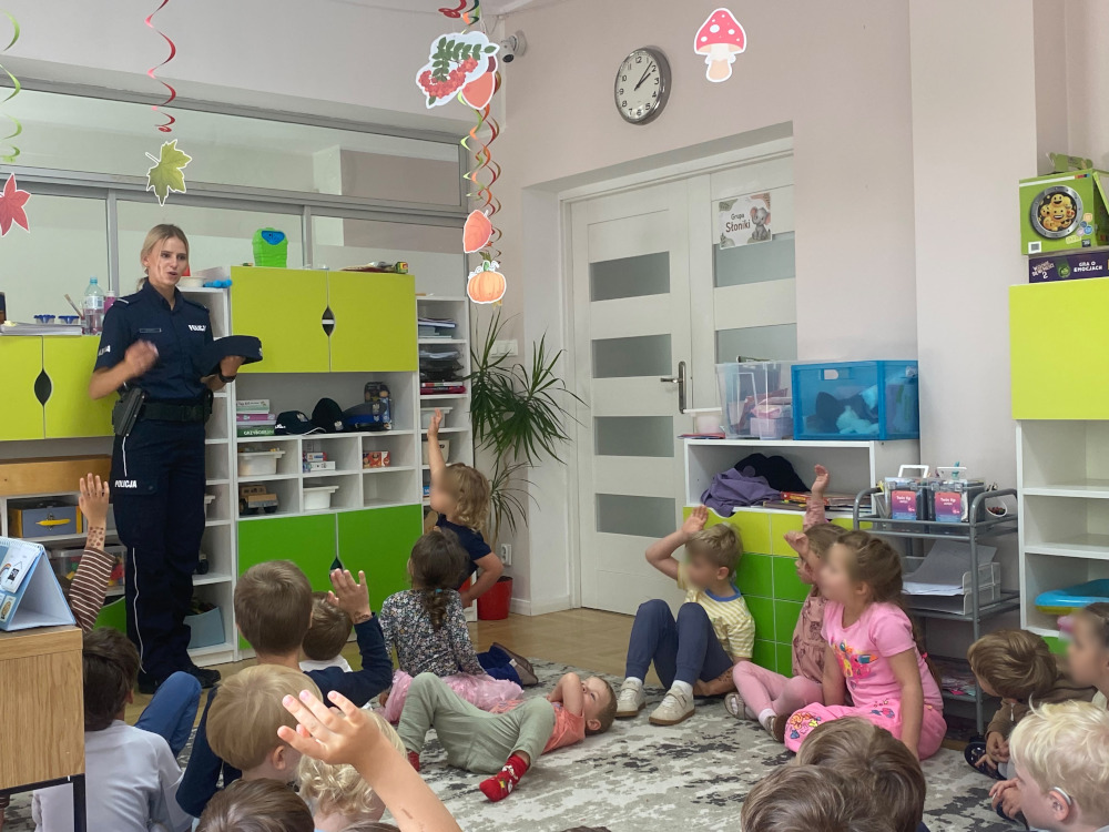 Policjantka o bezpieczeństwie i zawodzie policjanta w przedszkolu Żyrafa na Ursynowie