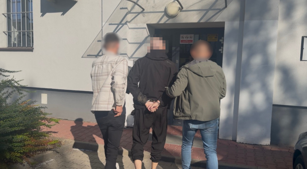 30-latek zatrzymany za podmienianie przesyłek i wyłudzanie zwrotów